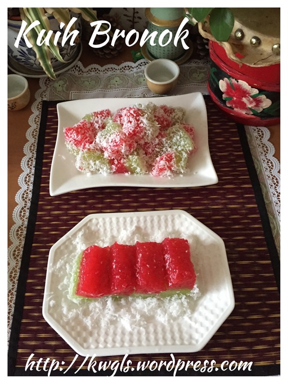 Steamed Sago CakeKuih Bronok or Lapis Sagu（西米椰丝蒸糕，珍珠糕） Guai Shu Shu