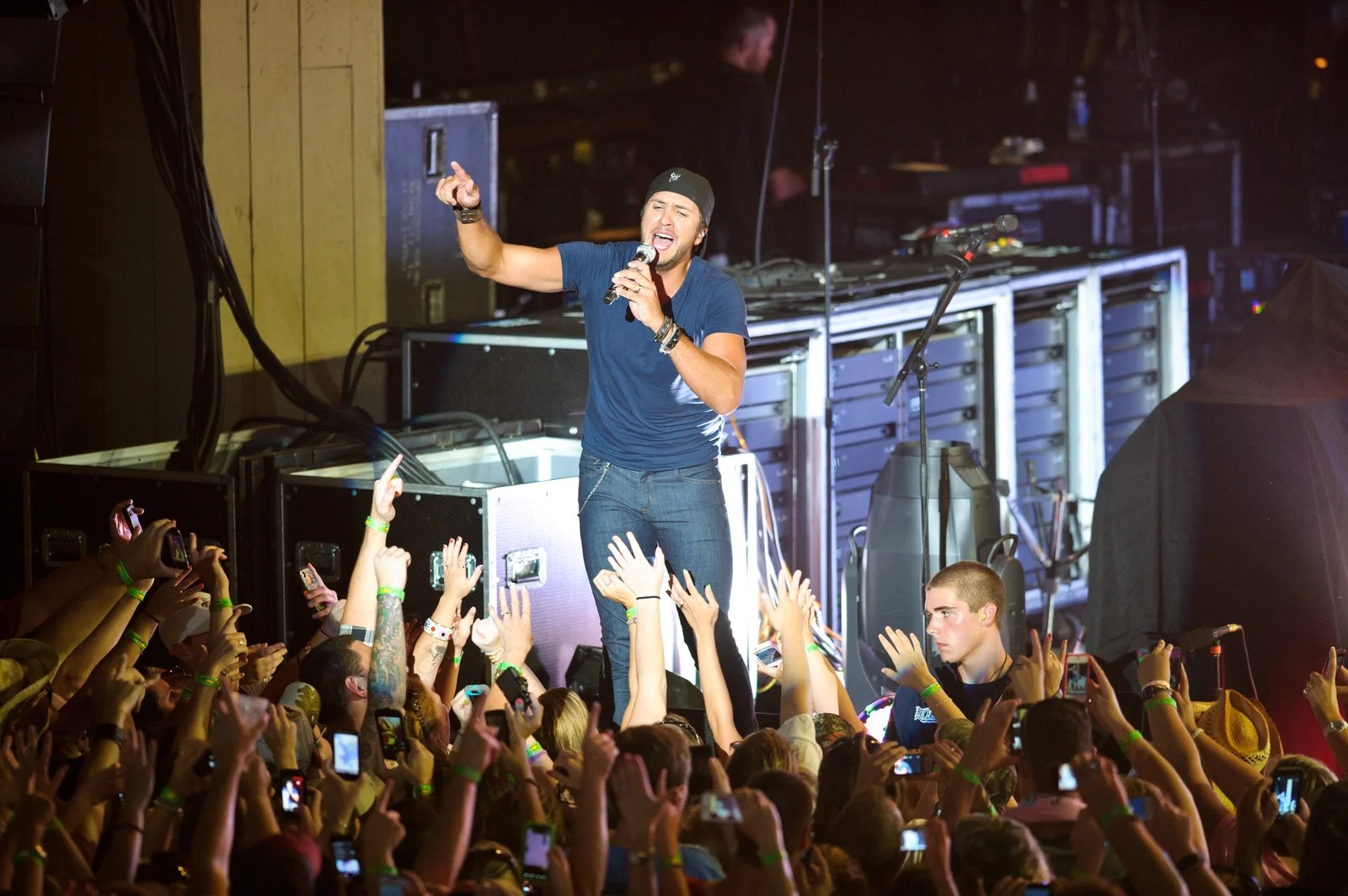 Luke Bryan Merriweather Country Musics Enduring Star Paraiso Island