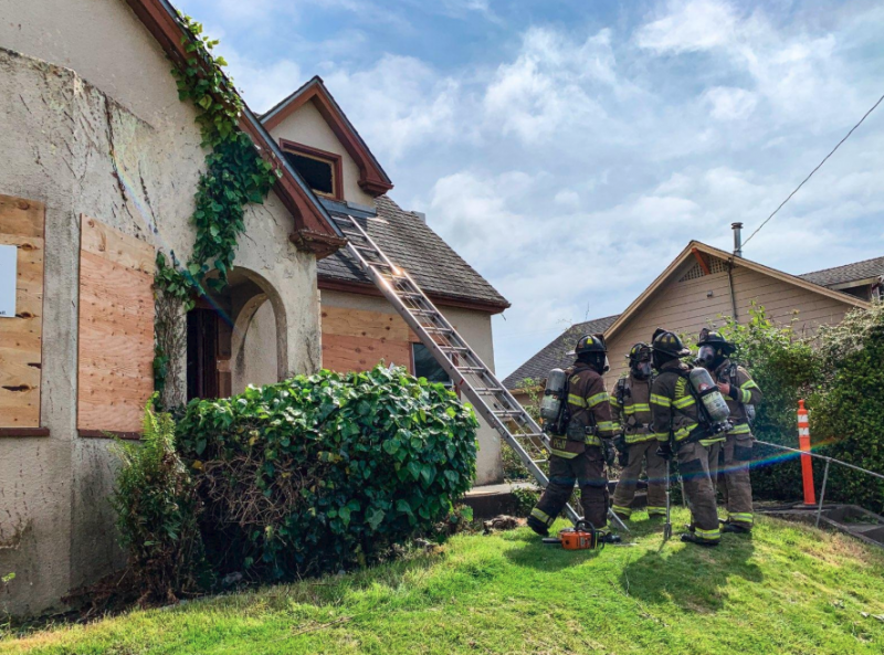 [UPDATE 424 p.m.] Fire in Unoccupied Building on Henderson in Eureka