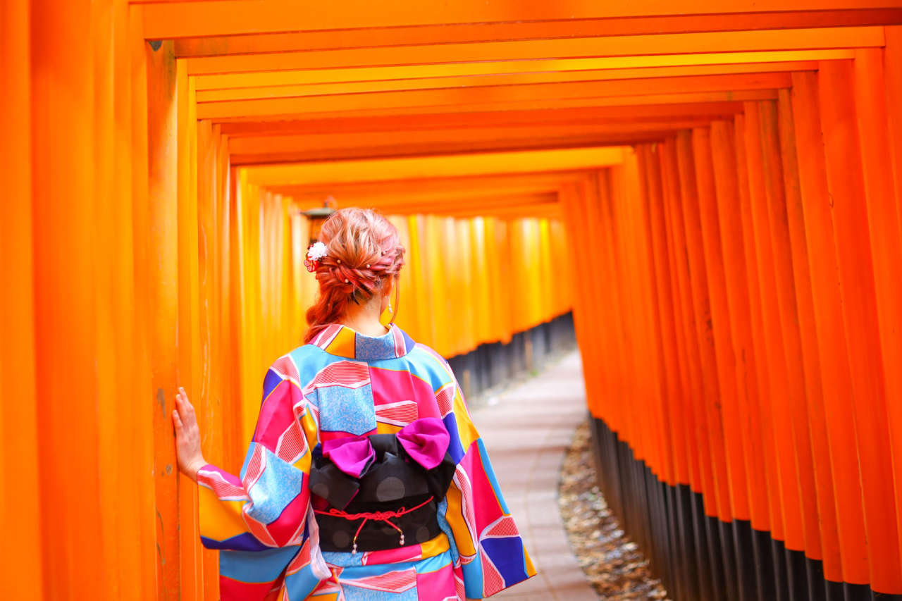 世界中の人々を虜にする京都随一の観光名所 伏見稲荷大社｜ブログ｜京都着物レンタルなら着物レンタル京越｜人気のカップル・学割プランが充実