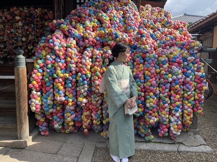 京都でインスタ映えを狙うなら絶対ここ！人気上昇中の八坂庚申堂 | Aumo[アウモ] カラフルでフォトジェニックな大人気のスポットについて徹底解説！！｜ブログ｜京都着物レンタル京越(きょうえつ)｜着物レンタル3190円～