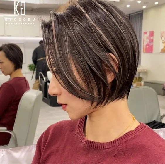 最新版】老け見えしない50代のヘアカラー。顔映りもバッチリの上品な髪色を大特集 | Folk グレイ カラーとは？白髪におすすめなカラースタイルの提案