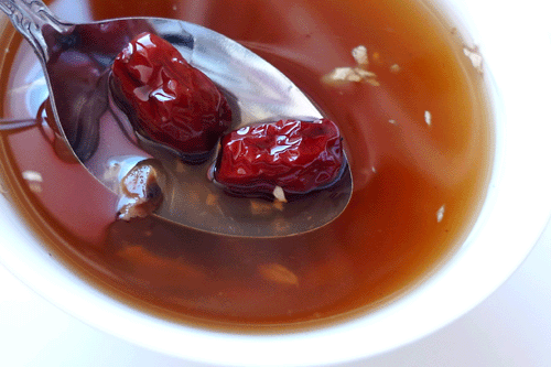 熱呼呼的紅棗黑糖桂圓薑母茶