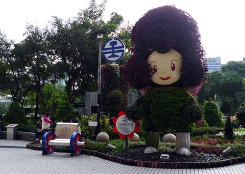 台北車站前的可愛雕像