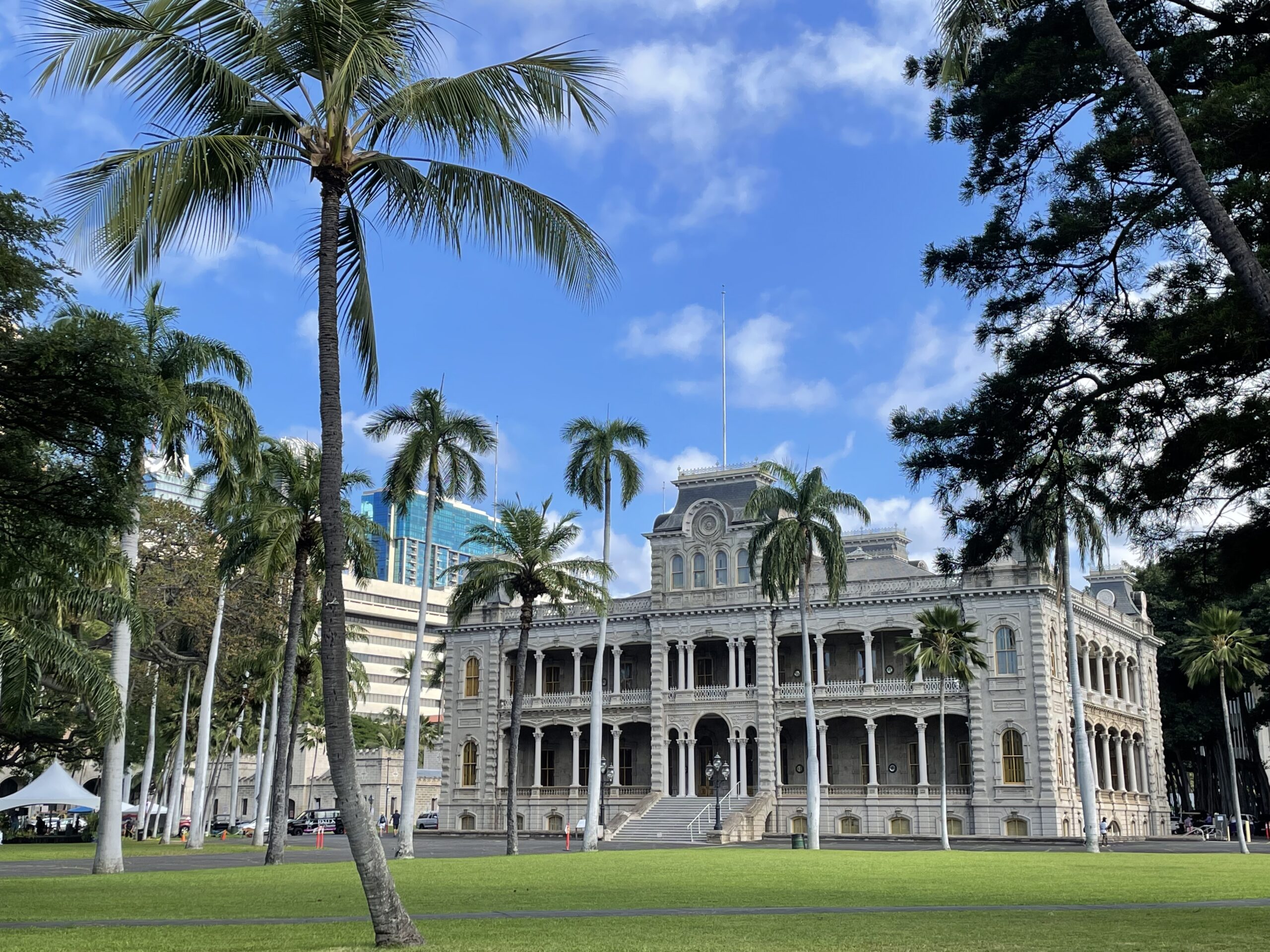 【News】ハワイ王国の転覆から129年の行進 KZOOハワイ｜ハワイ州公認日本語ラジオ局KZOOが運営するWEBマガジン