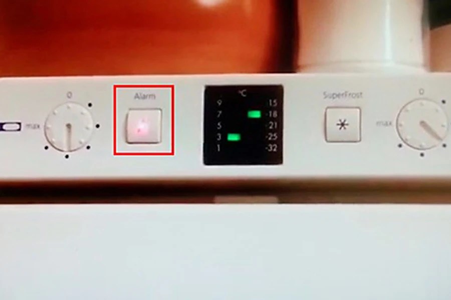 Почему холодильник Liebherr (Либхер) пищит и горит Alarm
