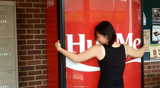 Hug Me Vending Machine L7 World