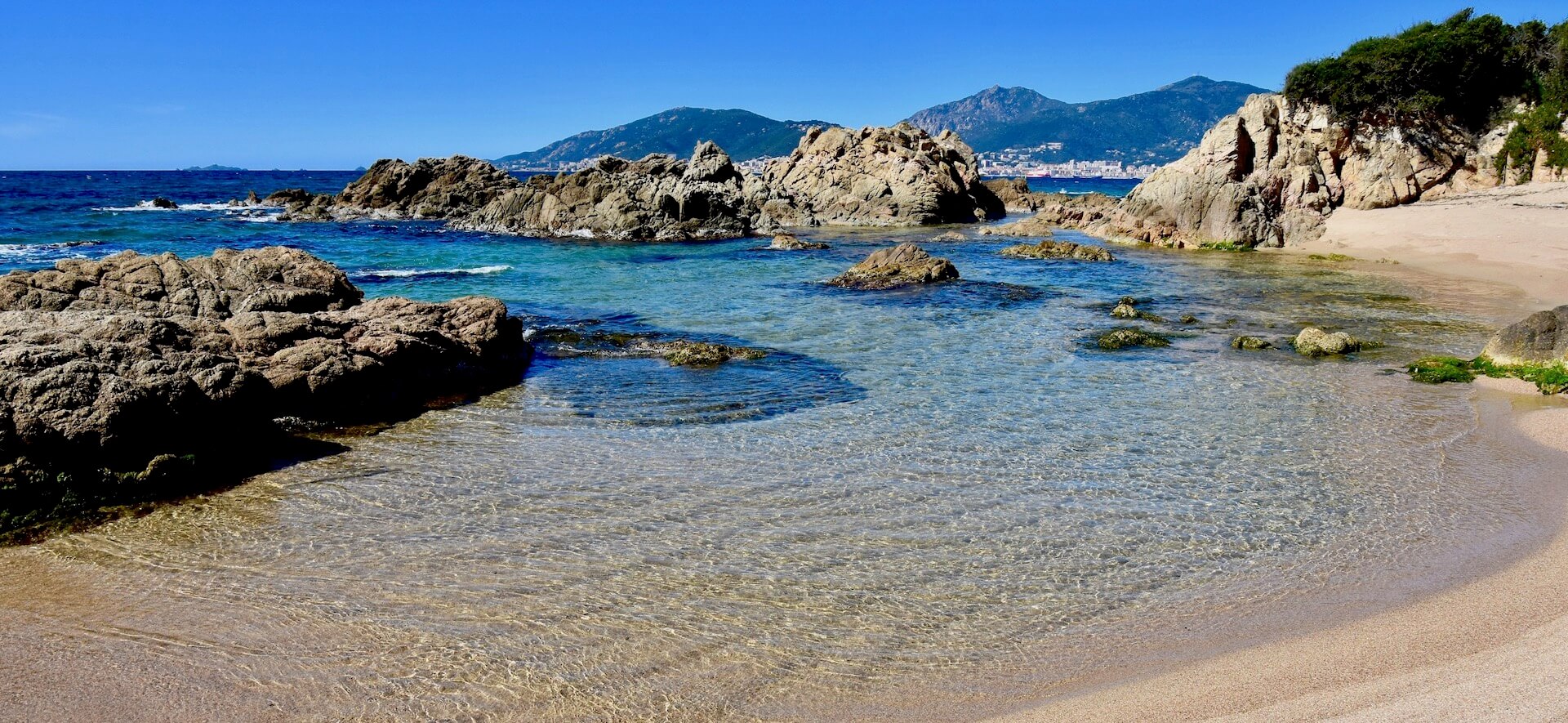 La plage de Capitello à Porticcio sur la rive sud du Golfe d'Ajaccio