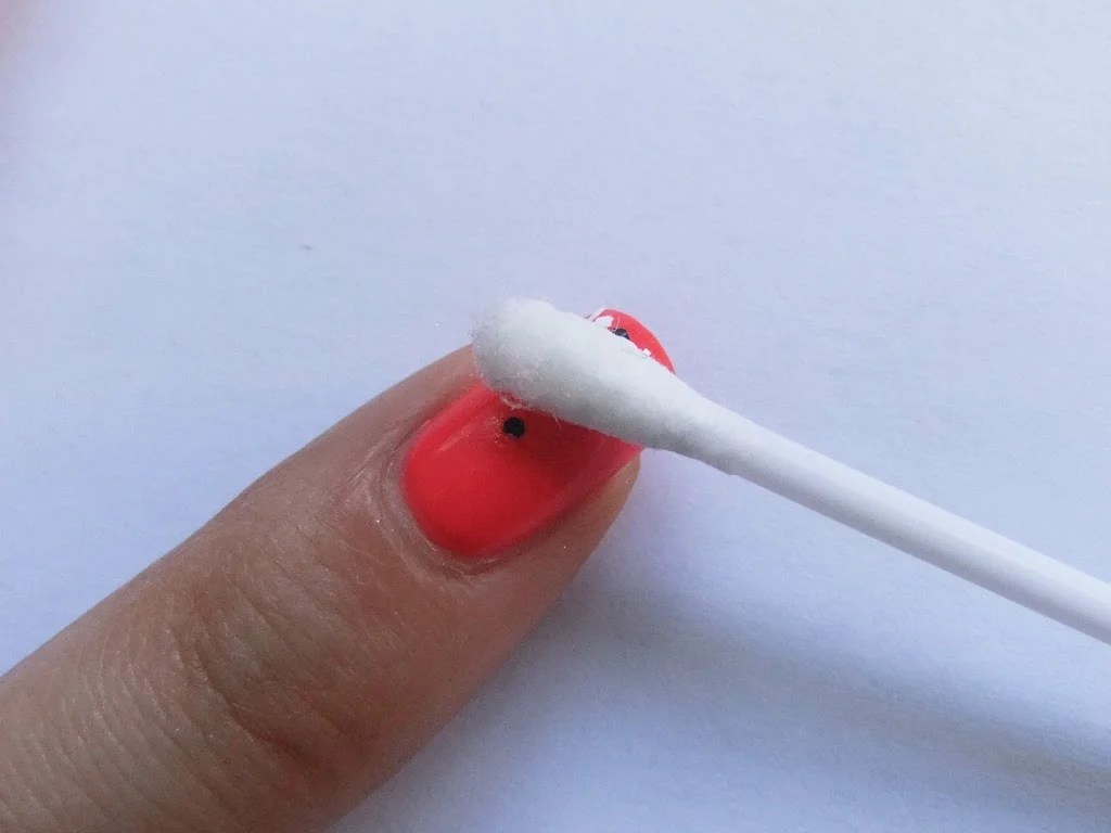 Nail art tutorial How to create a glitter gradient using a cotton bud