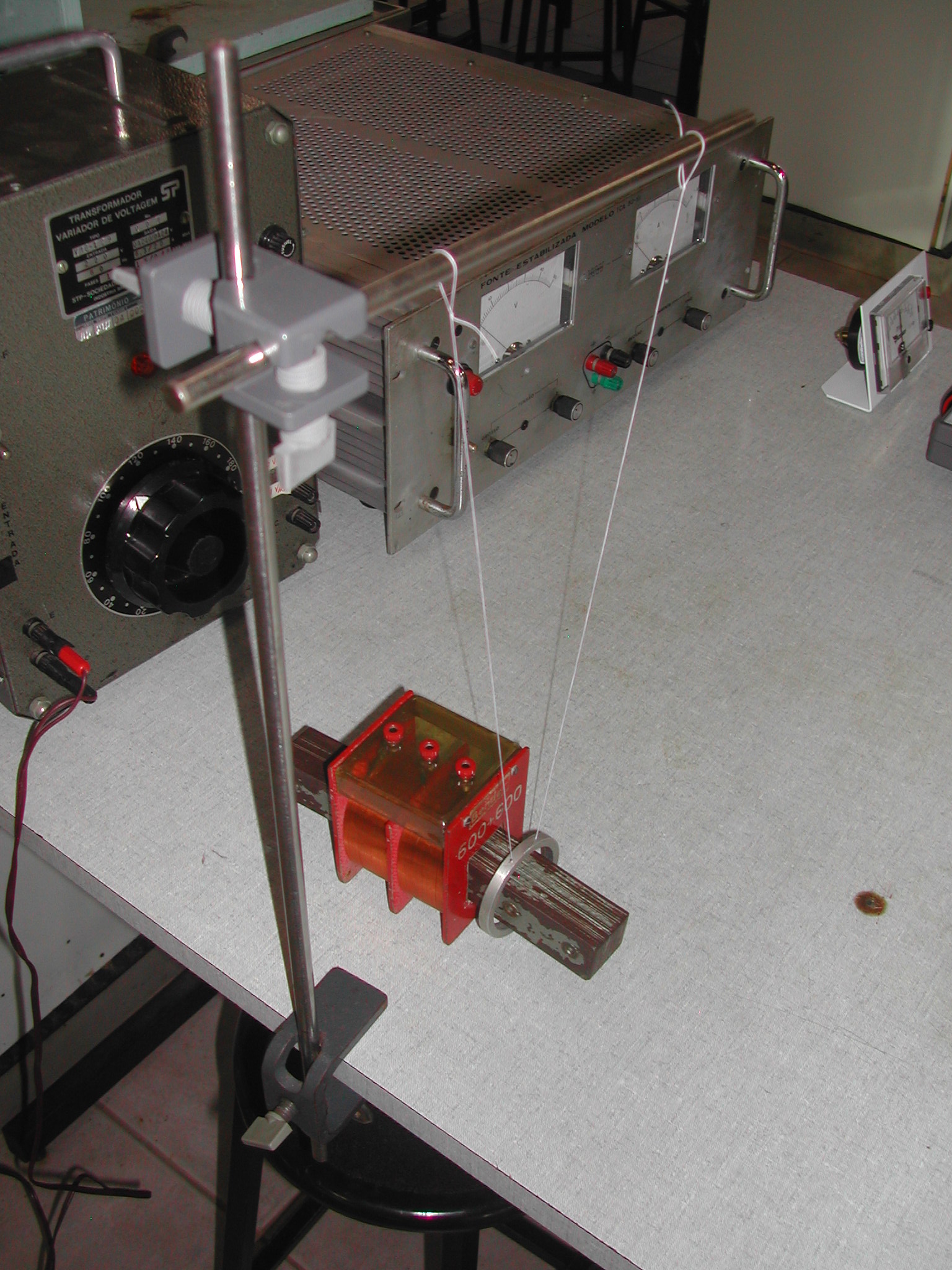 Experimentos de Eletricidade e Laboratórios do Instituto