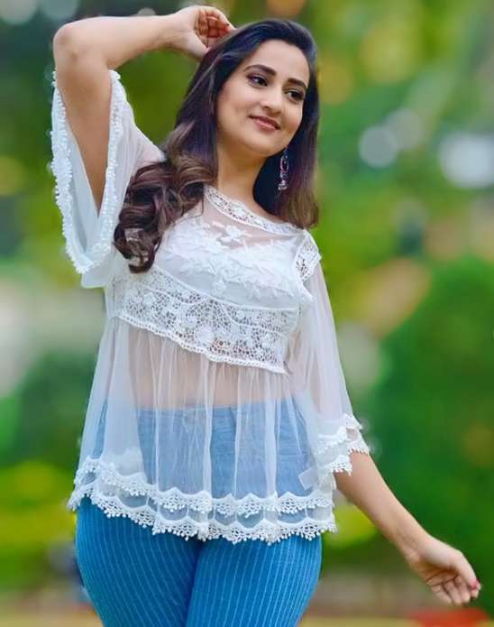 Anchor Manjusha wiki Biography DOB Height Serials images LabuWiki