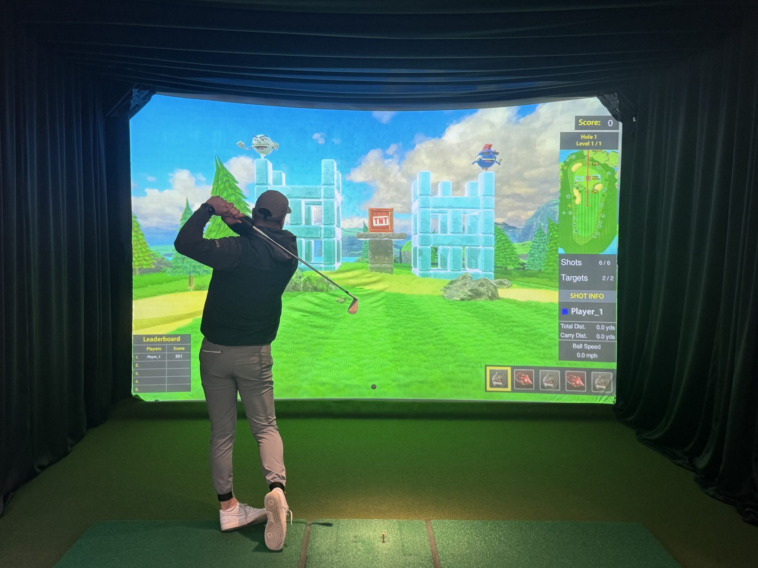 INDOOR HD GOLF EXPERIENCE Golf Course