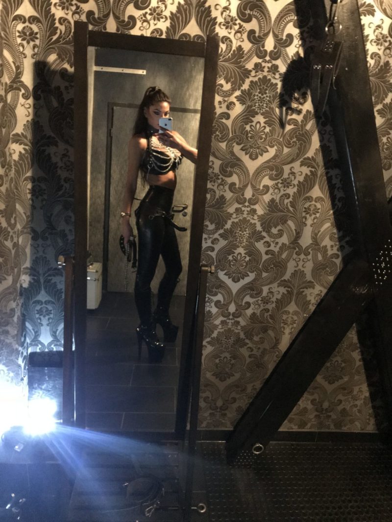 Leather + Latex & Chains Domina Electra Köln