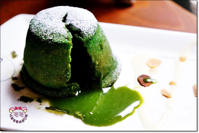 香港荃灣美食》Beans。外酥內融心抹茶流心蛋糕♥夢幻彩虹拿鐵/香港甜點咖啡店推薦/自由行/影音