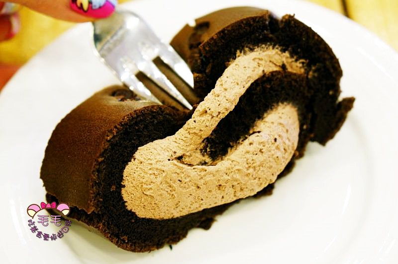 亞尼克萬里創始店》黑魔粒爆漿生乳捲超有魔力強勢登場/店鋪限定草莓塔與地瓜燒/內用座位/新北北海岸一日遊