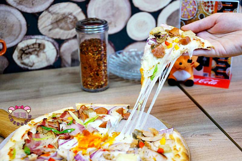 台北士林 捷運劍潭》愛披薩ipizza。起司牽絲牽到三樓用料實在高CP值披薩，甜鹹口味都有外送外帶皆可/士林夜市逛街美食