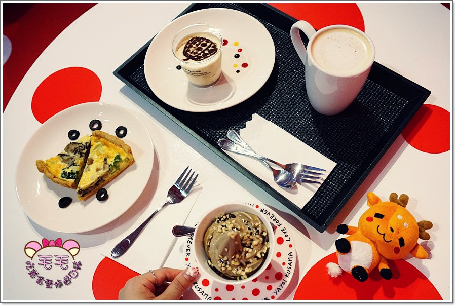 期間限定 》草間彌生咖啡文創館。紅點點與白點點，圓點迷、點點控注意囉 ! (忠孝新生|華山文創園區|OpenRice新店快閃大隊)