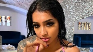 Yasmina Khan Bio, Age, Career, Net Worth, Height, Education,