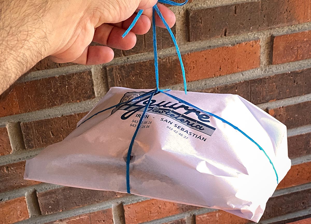 El arte de envolver bien unos pasteles la primera pista de que estamos