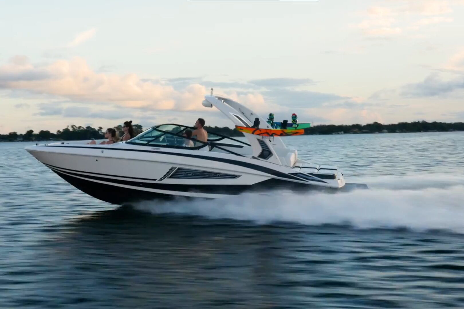 6 Best Lake Boats for Couples Nice, Quiet, and Affordable Lake Access