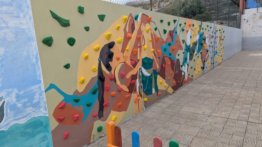 La Laguna promotes the installation of climbing walls in schools to encourage sporting activities for children.
