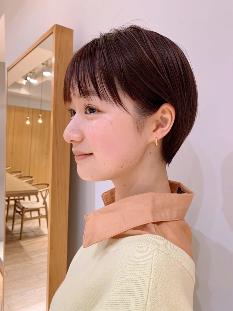 【2022年秋】コンパクトショートの髪型【面長に似合う前髪あり・丸顔に似合う前髪なしのヘアスタイル】｜LALA [ララ]ヘアカタログ