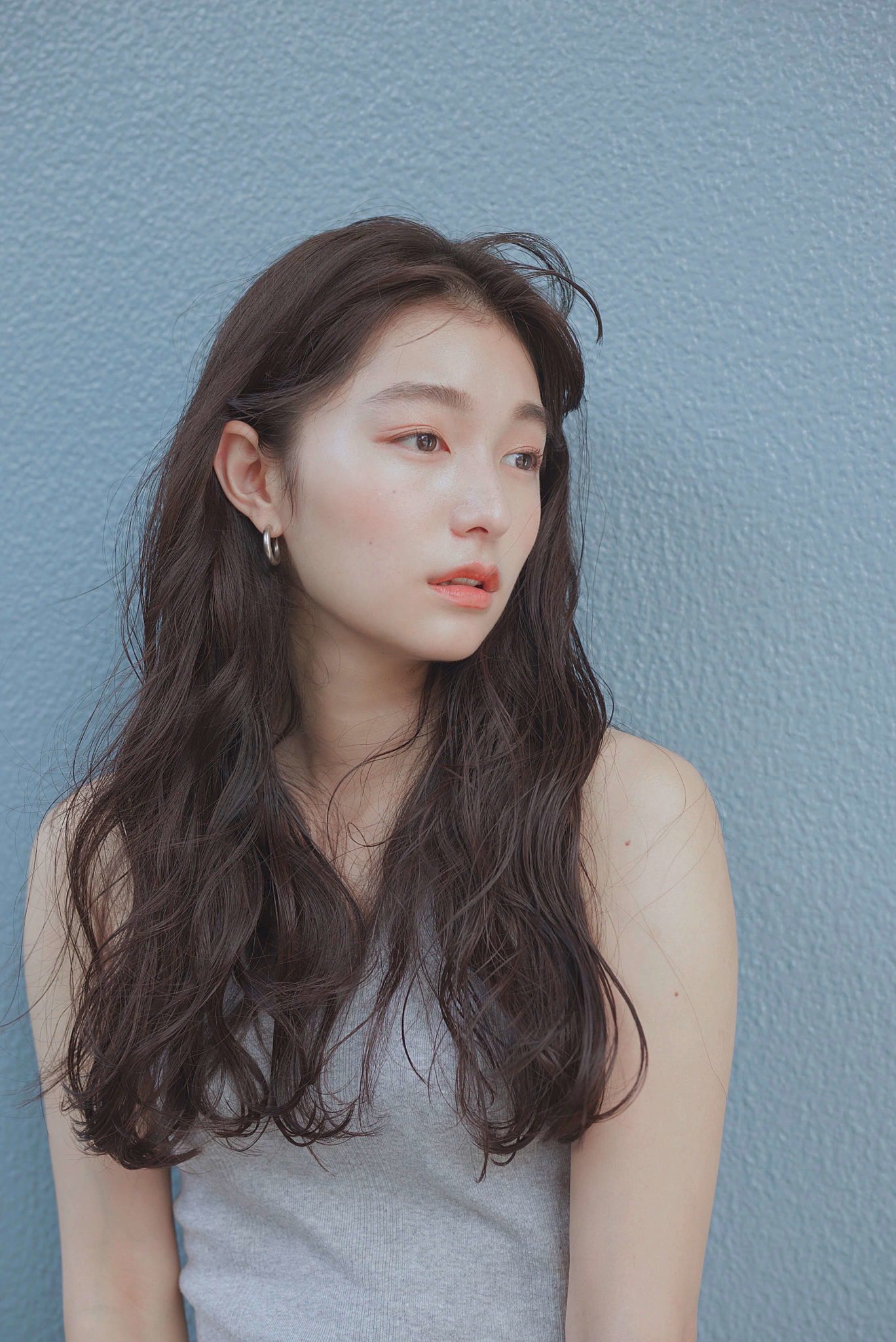 【2024年夏】ロングパーマの髪型【前髪あり・前髪なしヘアスタイル】｜LALA [ララ]ヘアカタログ