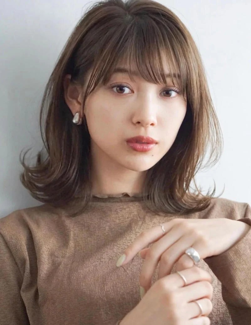 50代に似合うひし形ミディアムヘア特集｜小顔効果のある美しいシルエットの髪型を紹介 LALA HAIR MAGAZINE [ララヘアマガジン]