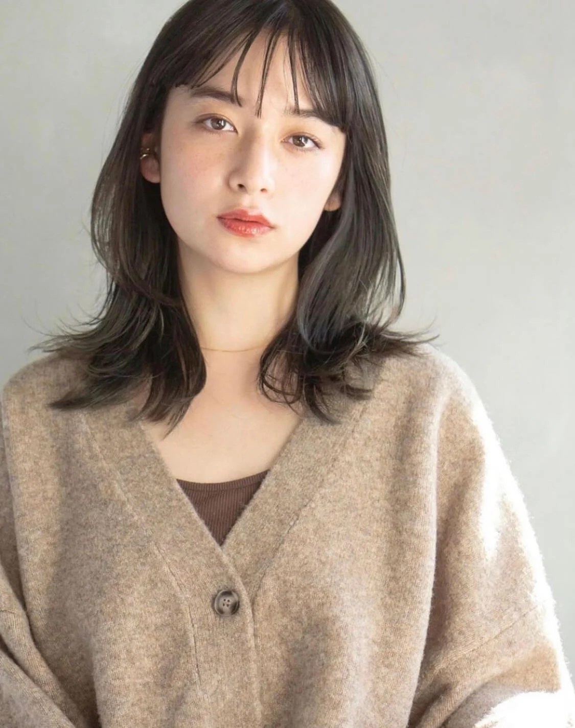 50代の若く見えるセミロング特集｜おしゃれで垢抜ける髪型15選 LALA HAIR MAGAZINE [ララヘアマガジン]