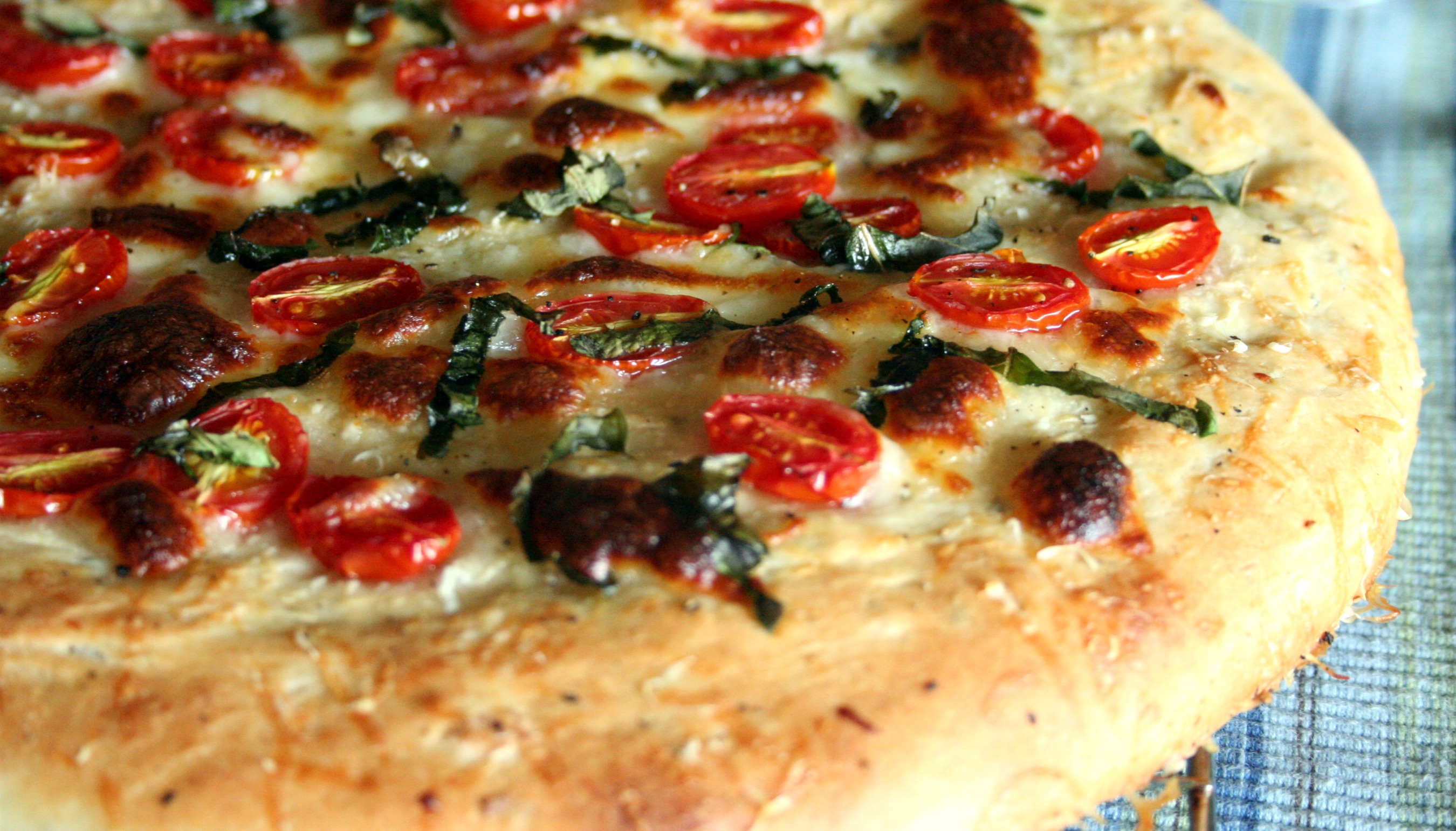 Pizza Caprese with Garlic Focaccia Crust MomMakes...