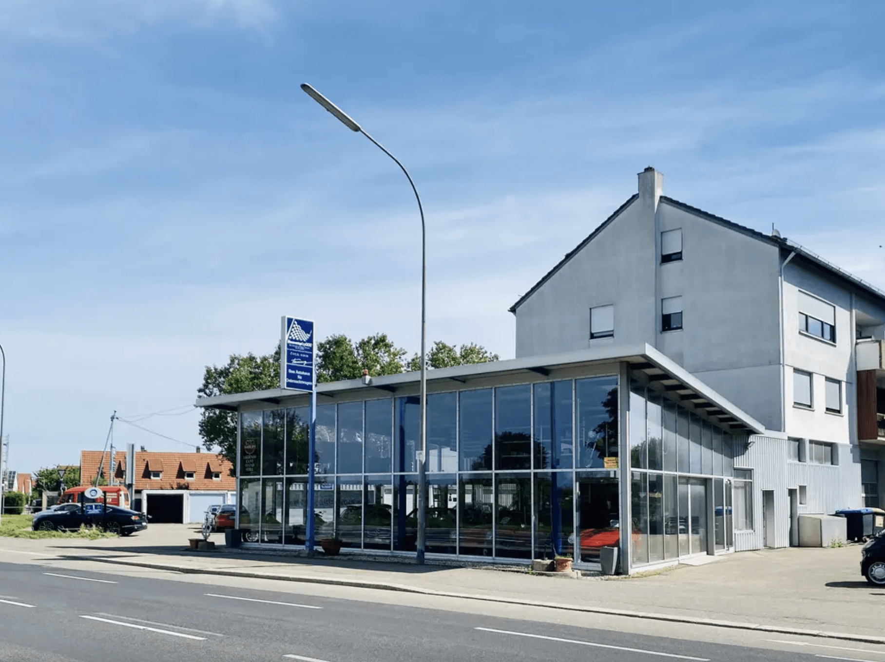 Verkaufs & Ausstellungshalle m. KFZWerkstatt + Außenstellplätzen in