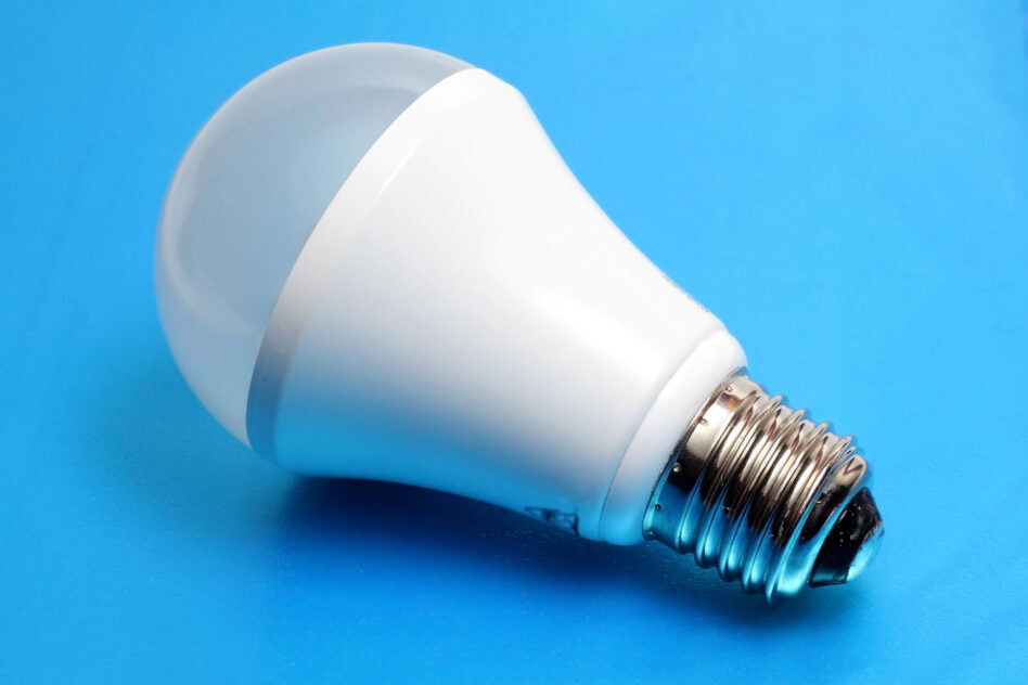 Can I Use an E27 Bulb in an E26 Socket? - LampHQ