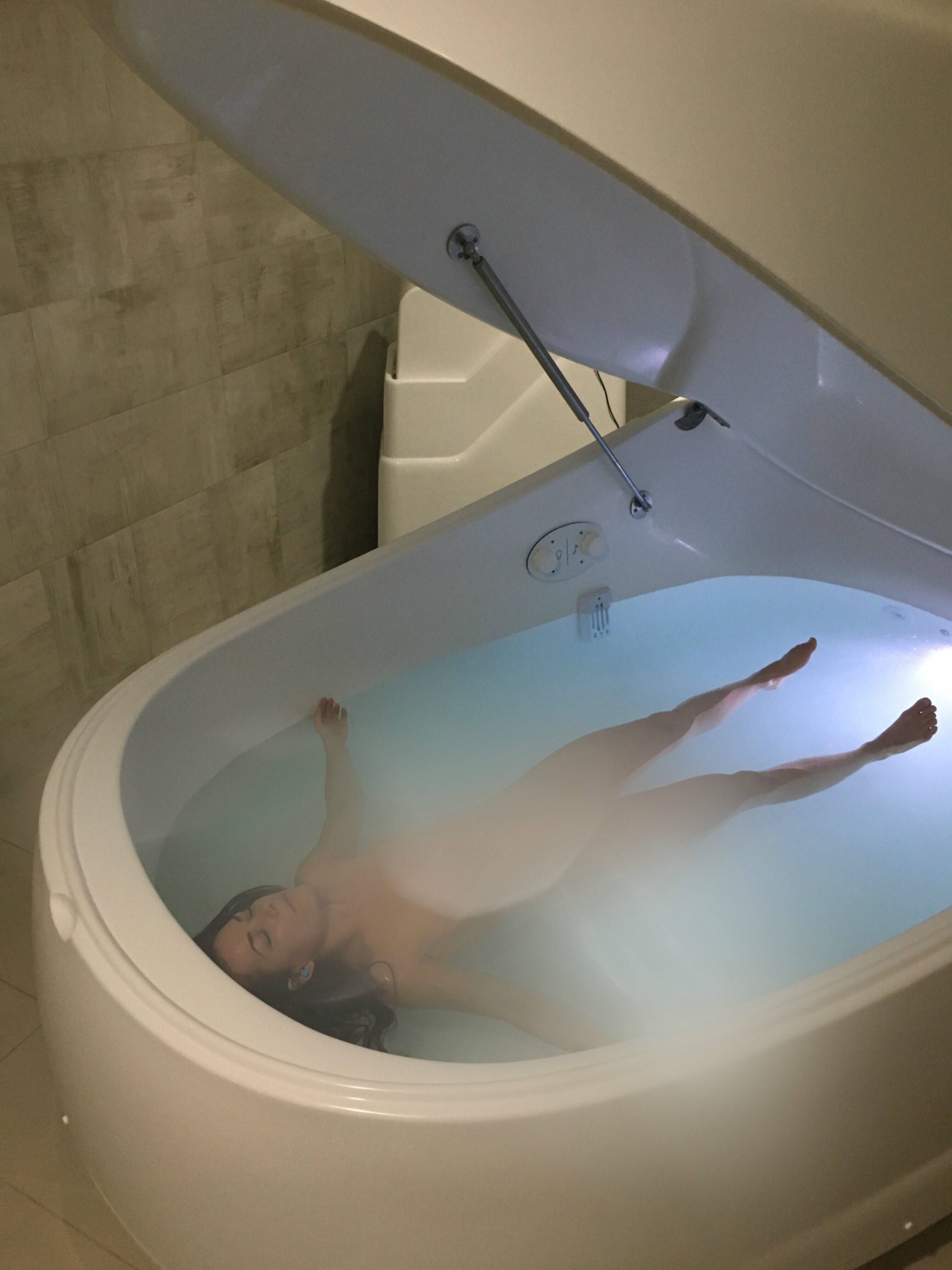 A psychedelic experience while floating in a sensory deprivation tank