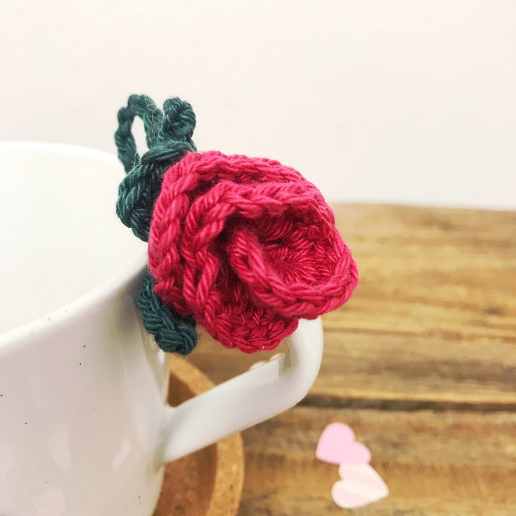 Valentinstag gehäkelte Rose an einer Tasse glutenfreie Rezepte