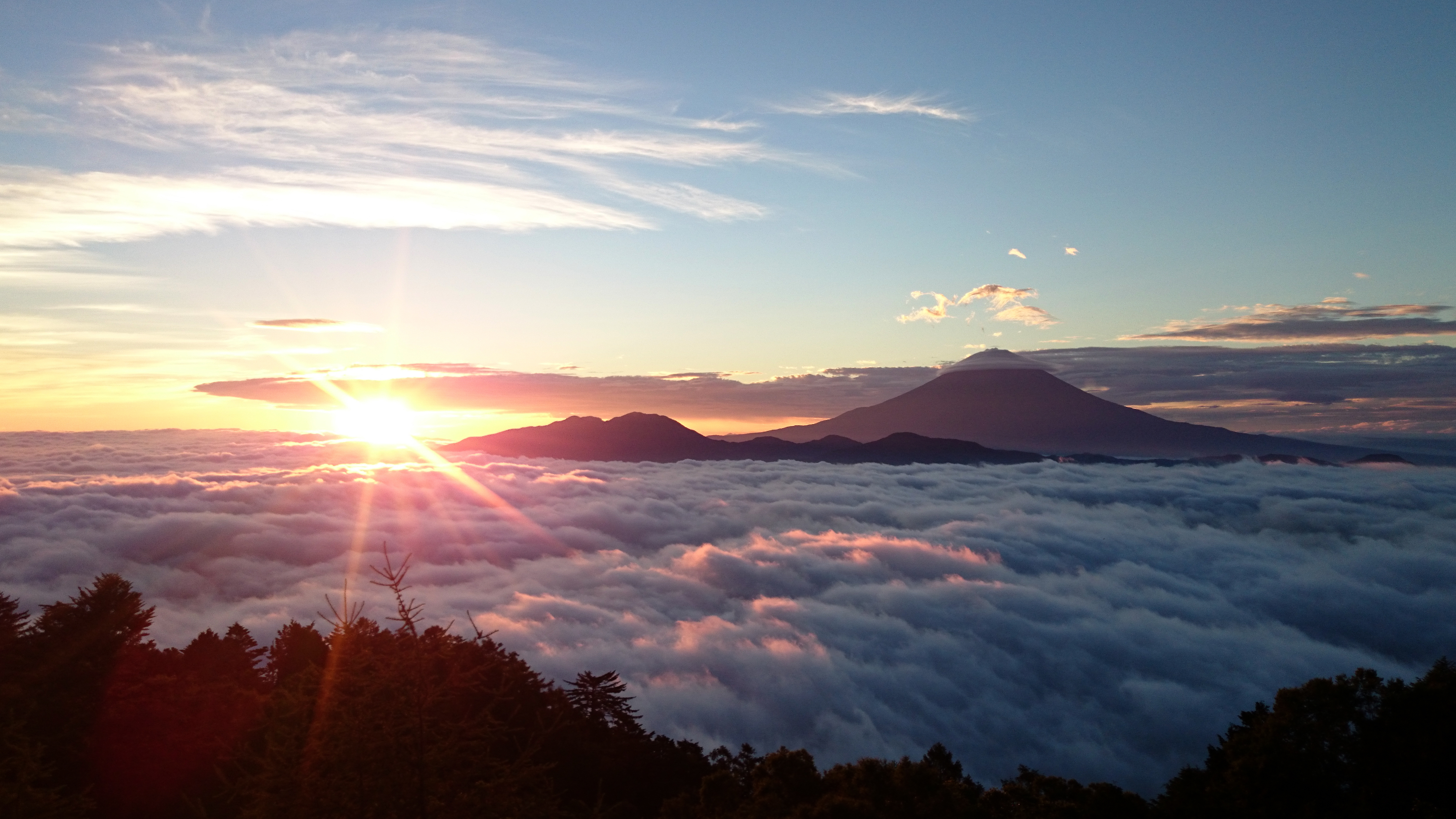 雲海に囲まれた富士山と御来光 ランドリンク