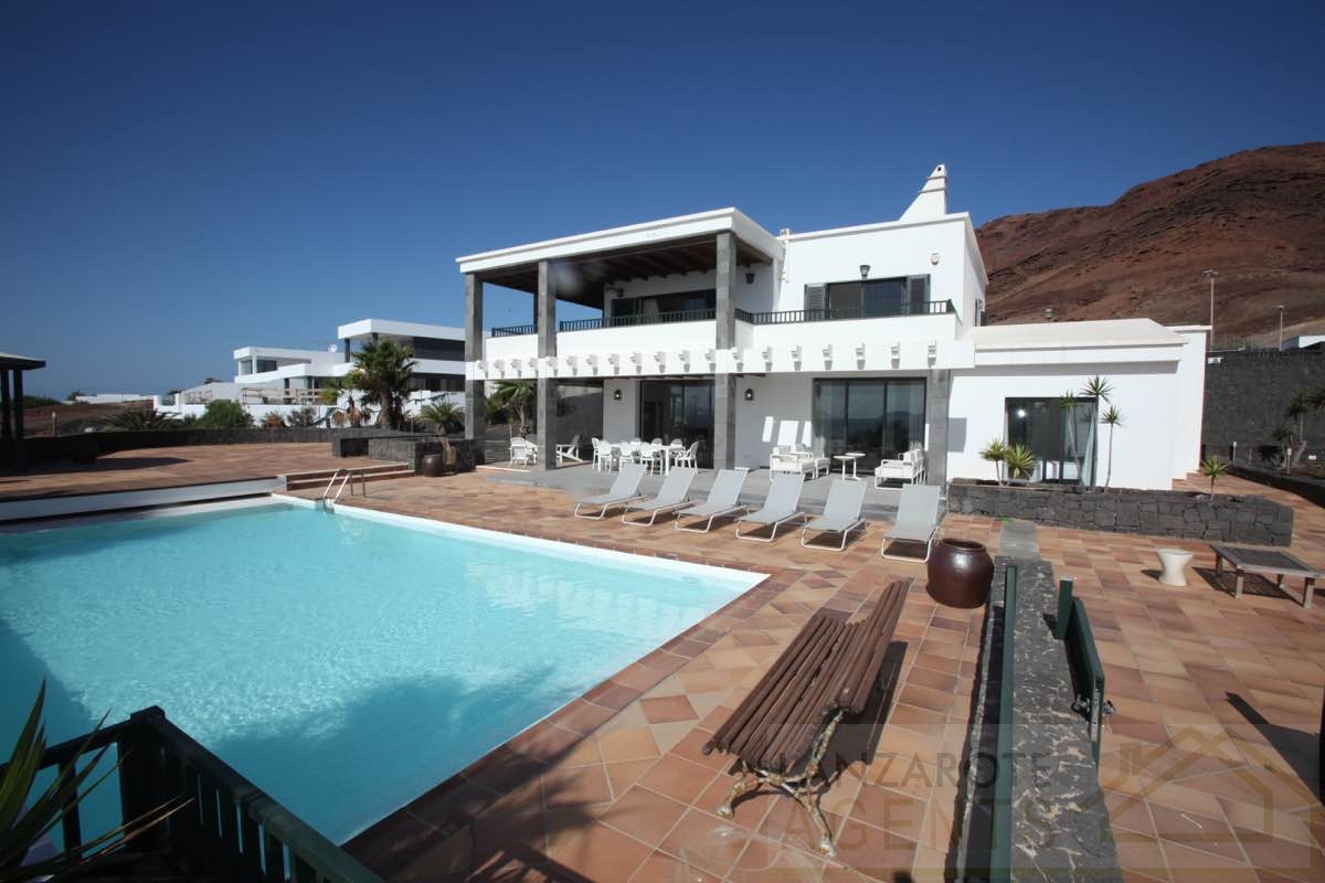 Luxury 4 Bedroom Villa for sale in Lanzarote With Uninterrupted Sea