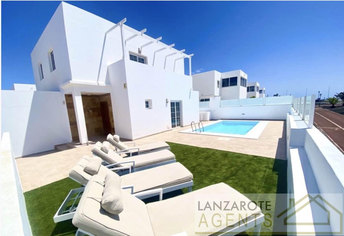 Fabulous Modern 2 Bedroom Villas in Lanzarote Near Marina Rubicon in Playa Blanca Lanzarote