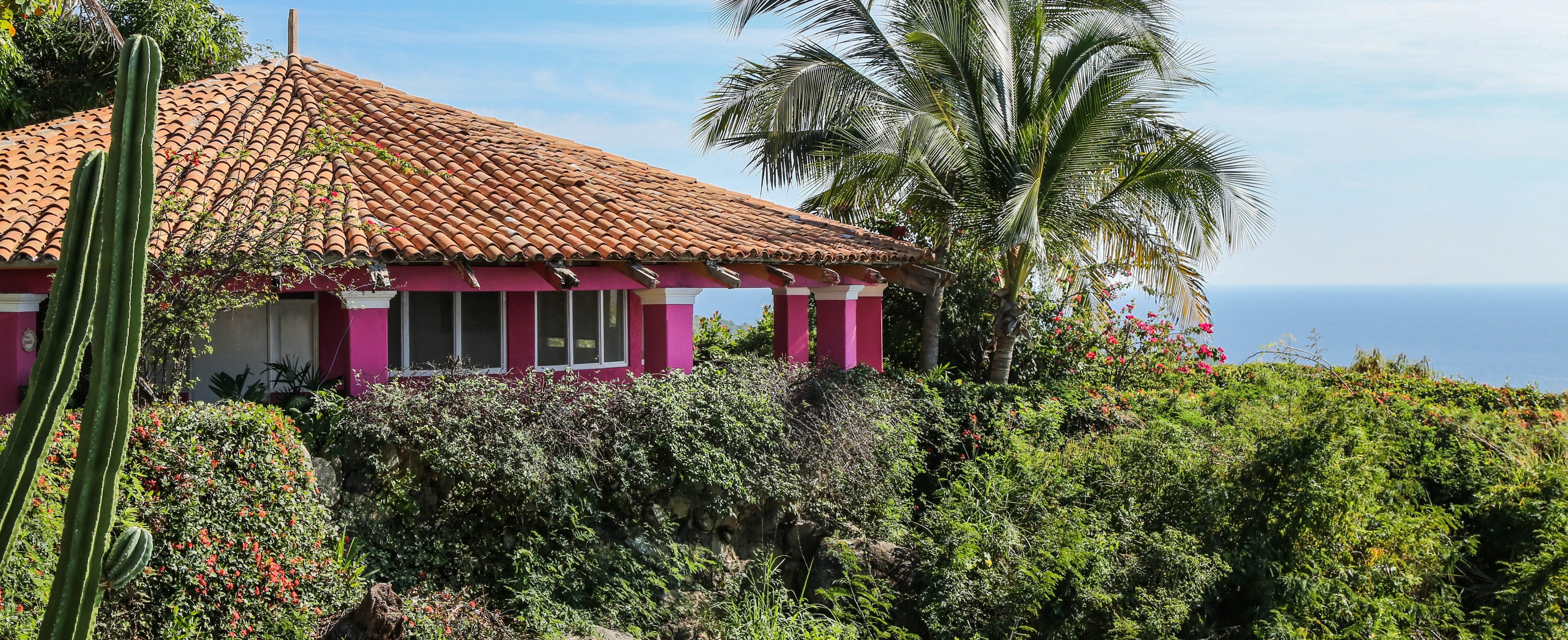 “Tarzan House” evokes Acapulco’s glamorous past