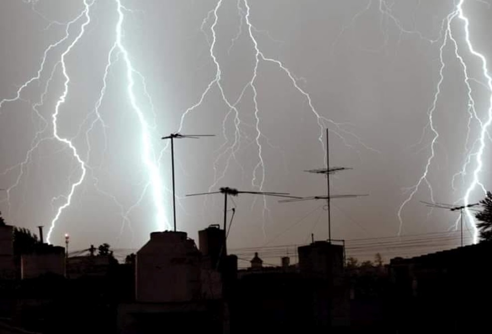 Rayos, truenos y relámpagos sorprendieron Lima esta mañana La Otra Prensa