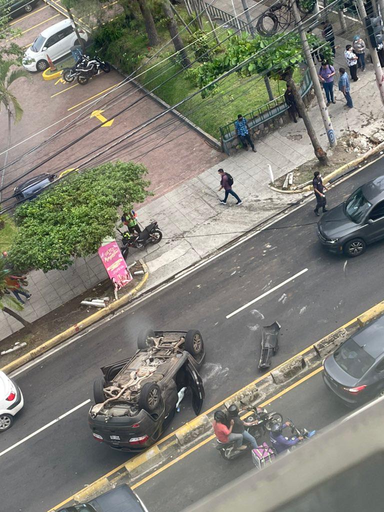 Vehículo volcado tras accidente sobre paseo General Escalón, en San