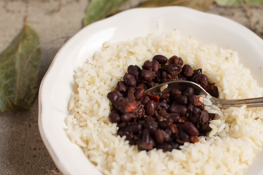 Receta de frijoles con arroz blanco o "Moros y cristianos"
