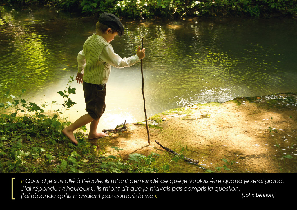516. L’enfant et la rivière Photo by S. Pins La Photo Postale