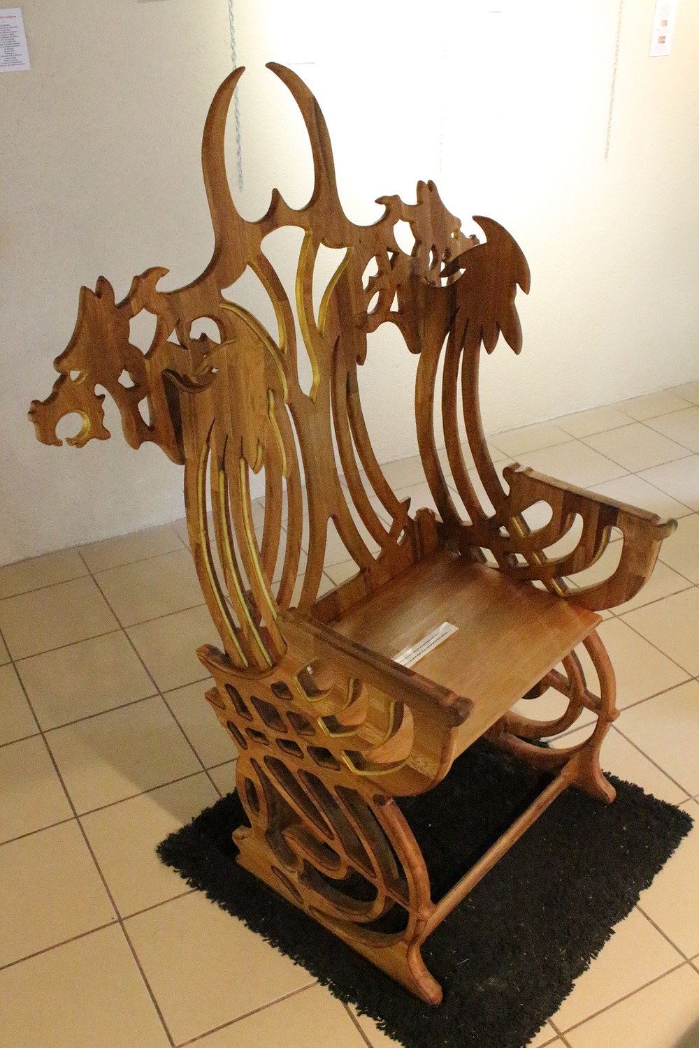 Fauteuil "dragon" La Porte de Pierre
