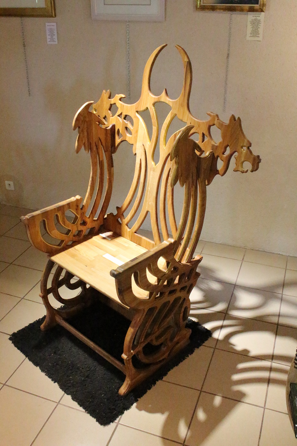 Fauteuil "dragon" La Porte de Pierre