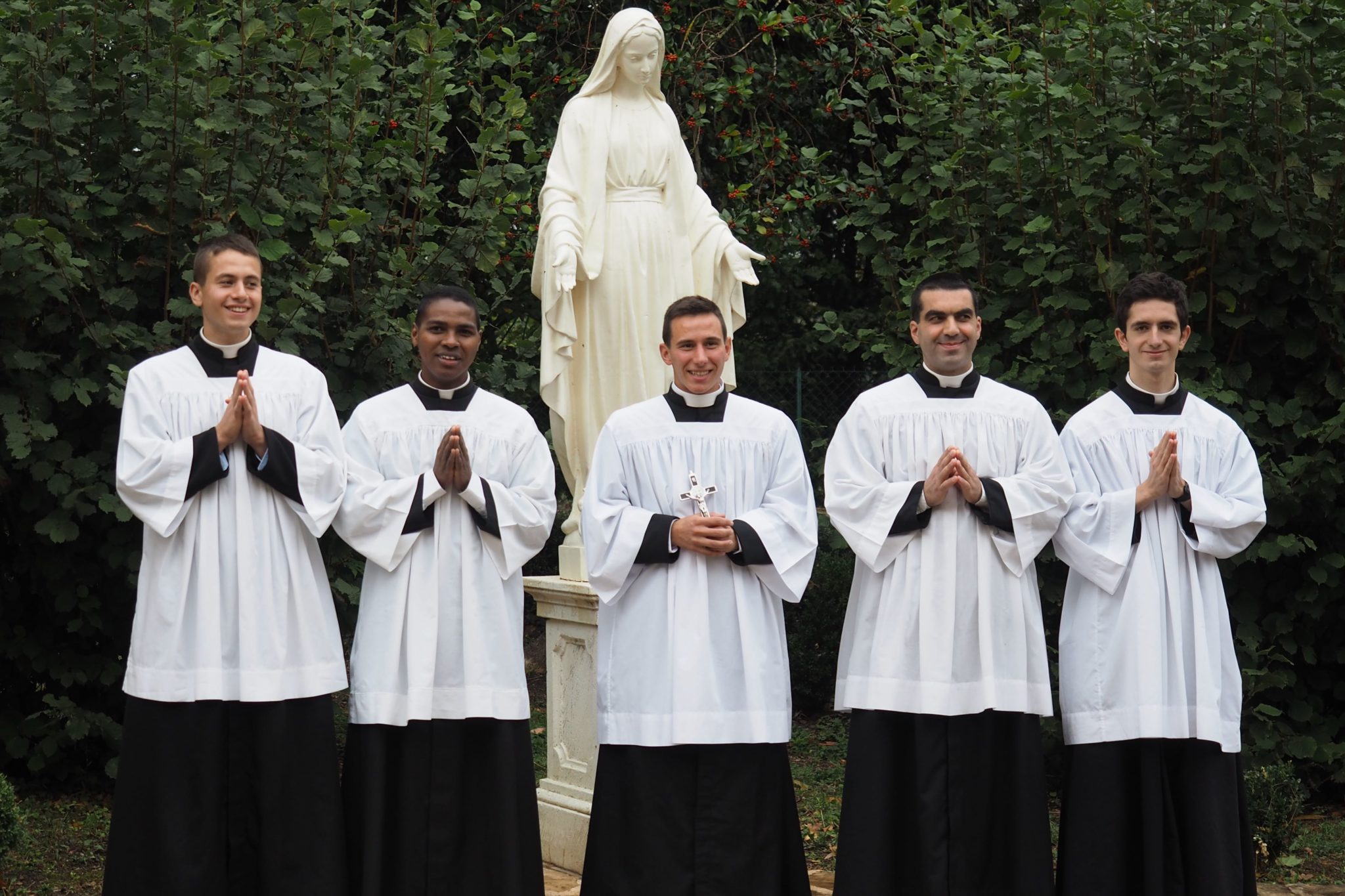 Prise d'habit et vœux chez les Frères de la Fraternité SaintPie X • LPL