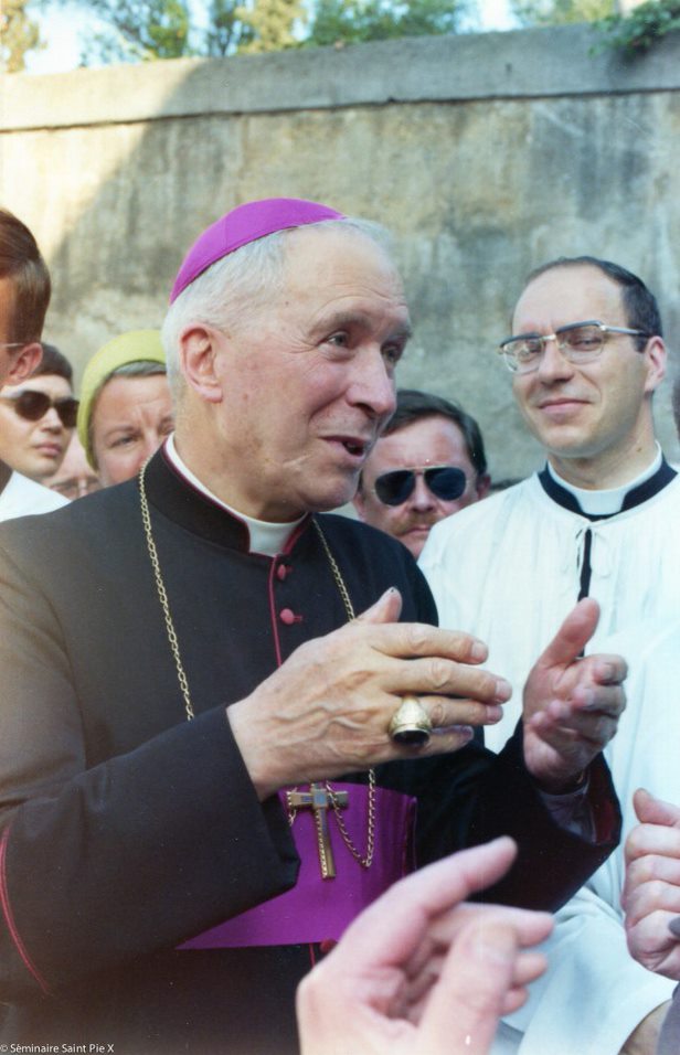 Mgr Lefebvre commente Vatican II "C'est presque de l'enfantillage