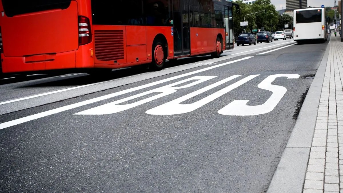 Can you use the bus lane to overtake the vehicle signalling to turn