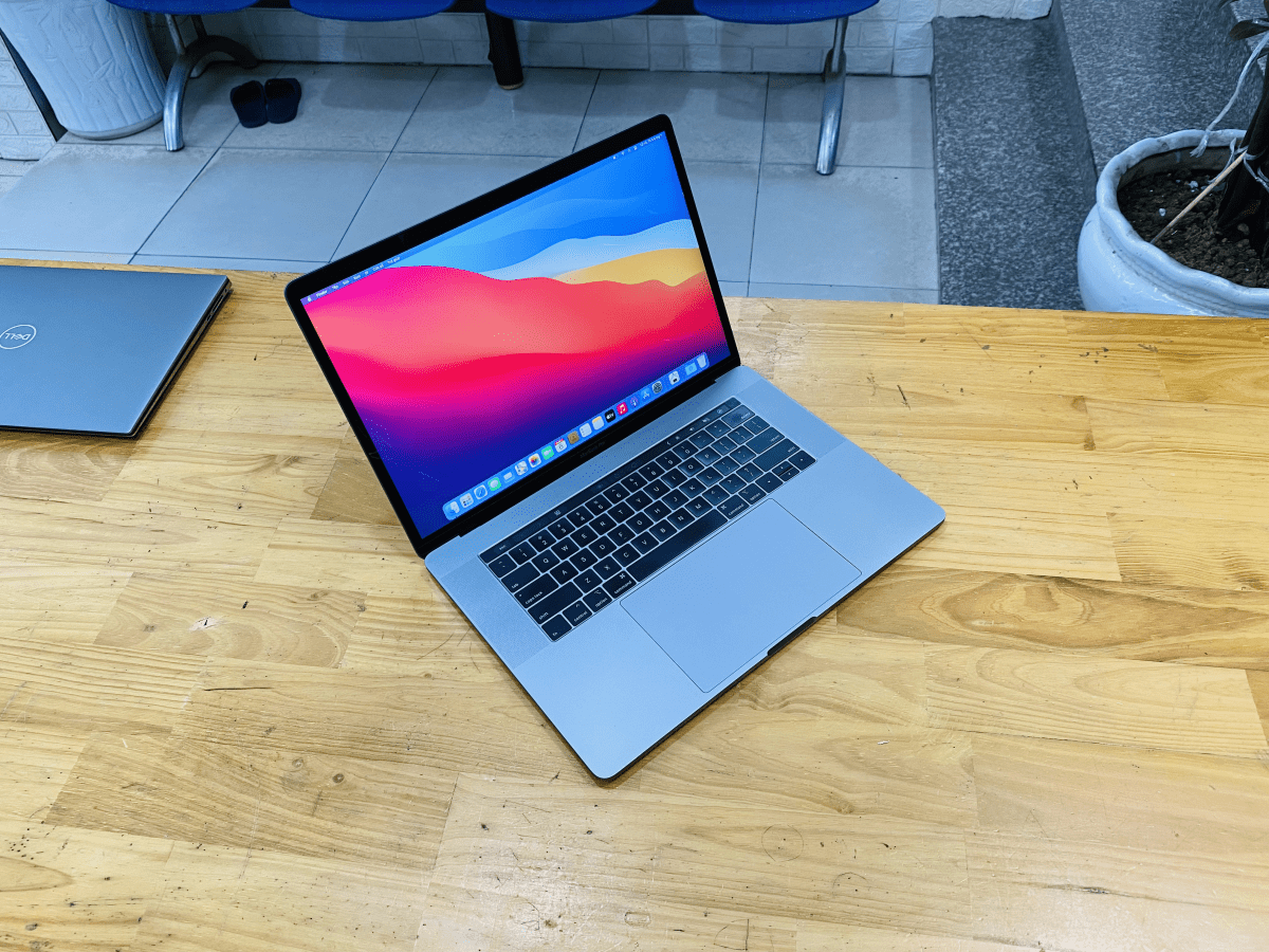 Macbook Pro 15 2018 MR942 Space Gray i7 / 16GB / 512GB / Radeon Pro