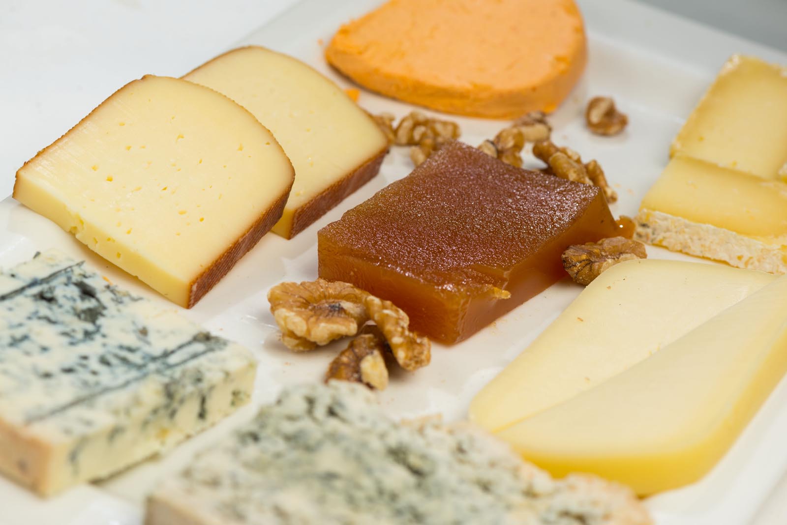 Tabla de Quesos Asturianos con Membrillo • La Pumarada