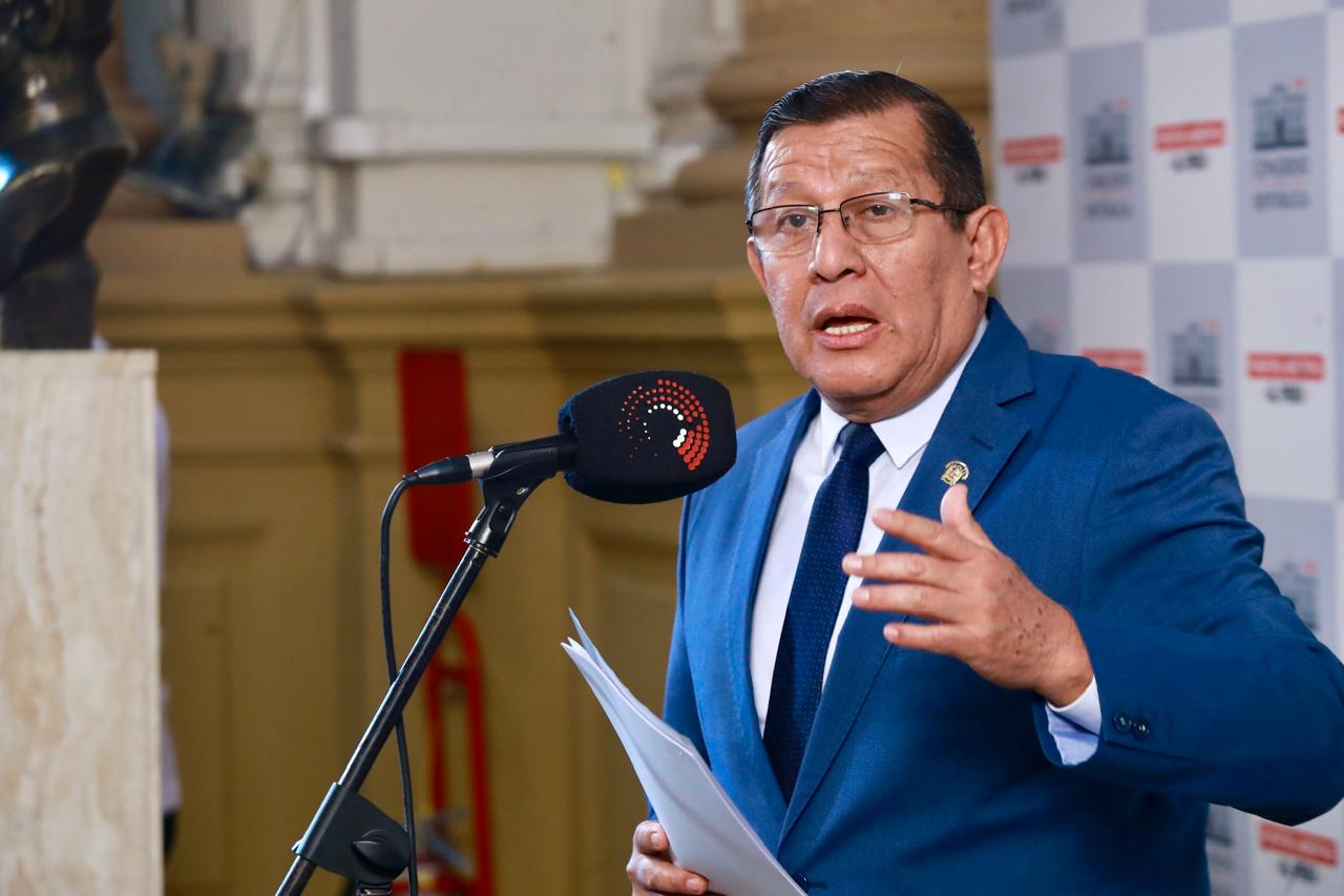 Salhuana apoya la designación de Yessenia Lozano.